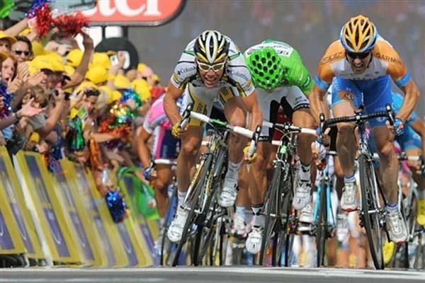Mark Cavendish (Columbia-HTC) and Tylar Farrar (Garmin-Slipstream) race to the finish of stage 11.
