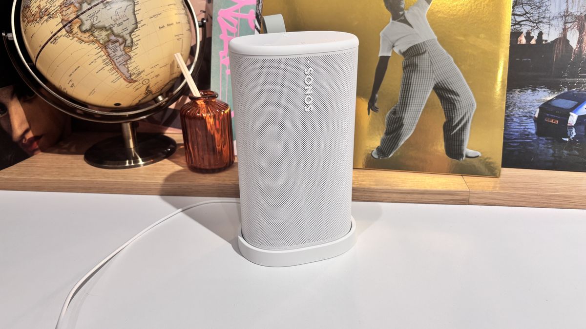 Sonos Play wireless speaker in white on desk