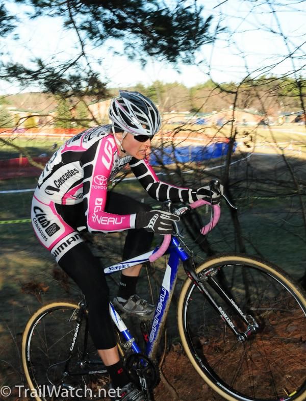 Natasha Elliot (Garneau Club Chauschure) enters the singletrack