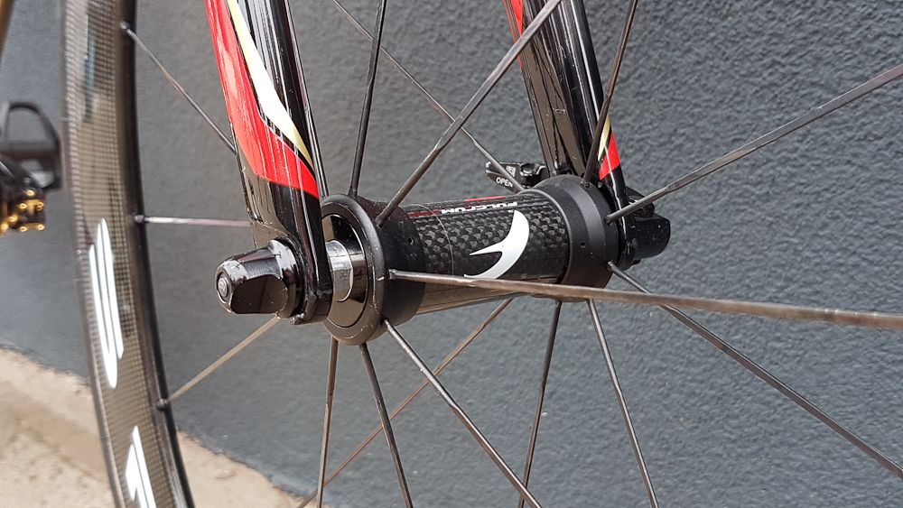 A closer look at the front hub of the Fulcrum Speed 55T carbon aero wheels