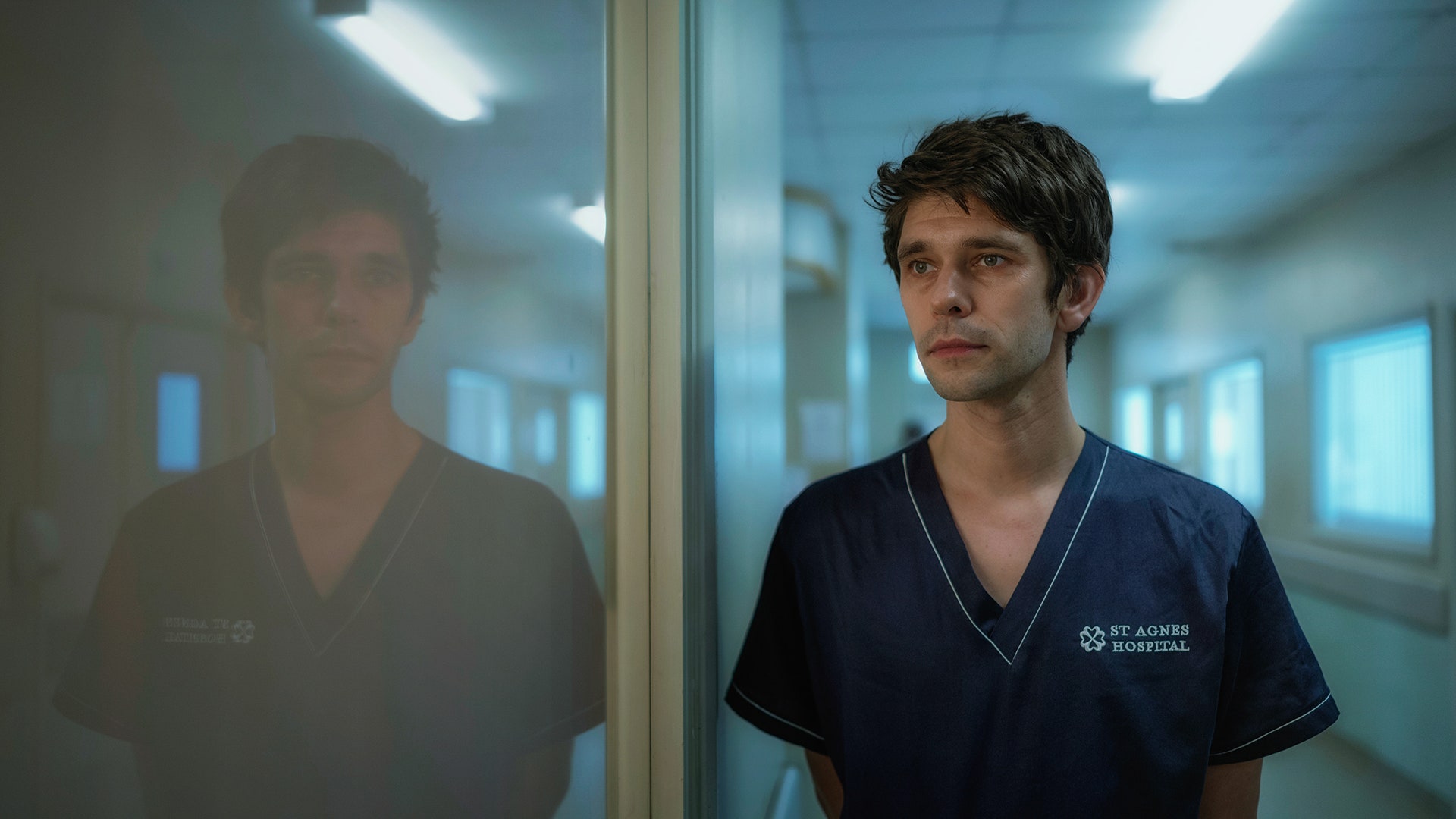 Ben Whishaw i tv-serien This is Going to Hurt på HBO Max