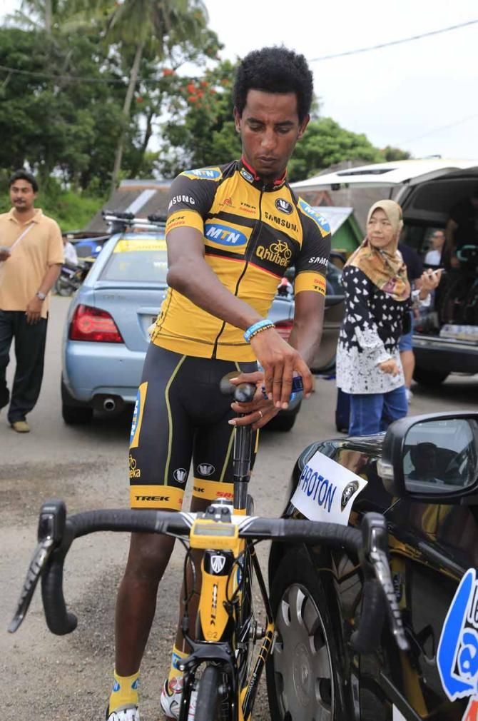 Meron Russom (MTN - Qhubeka) checks his bike before the start