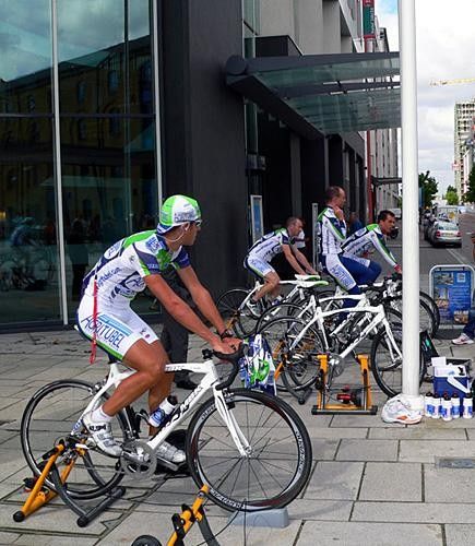 Trainers were a must-have item on the morning of the prologue as the streets of London were far too crowded for a proper warm-up ride.
