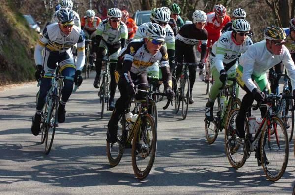 The peloton on stage 3 of Etoile de Besseges