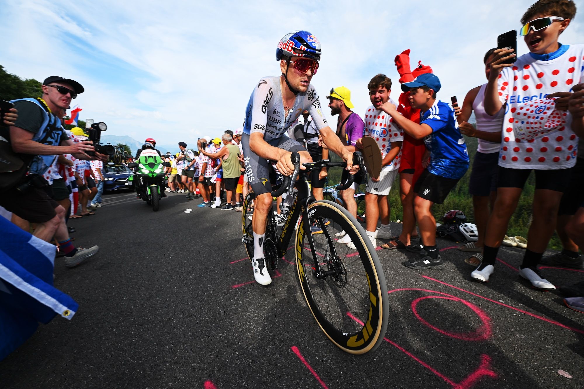 Tom Pidcock fined, docked 10 seconds and KOM points for pushing off a car, twice, on Tour de France Stage 15