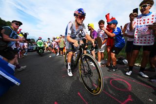 Tom Pidcock fined, docked 10 seconds and KOM points for pushing off a car, twice, on Tour de France Stage 15