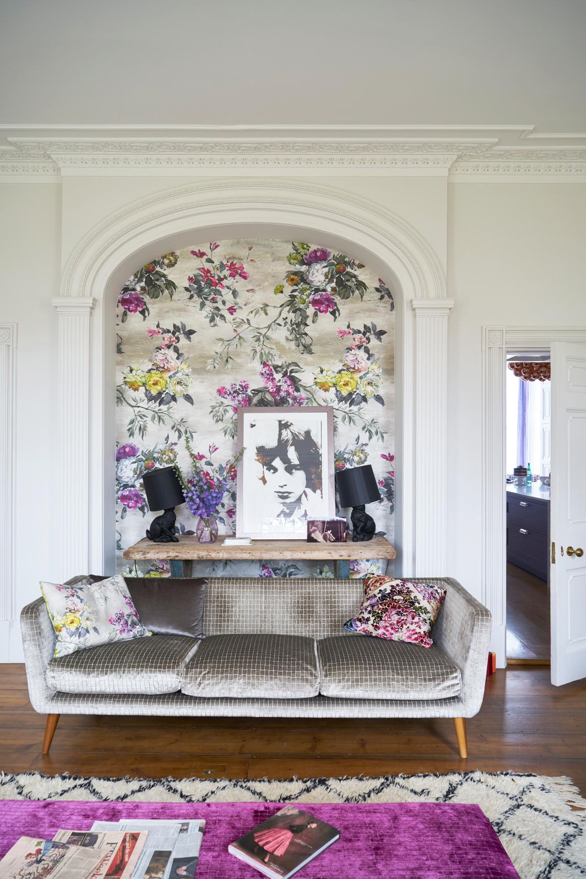 À l'intérieur d'une maison géorgienne à Bristol regorgeant de fleurs audacieuses et d'imprimés picturaux