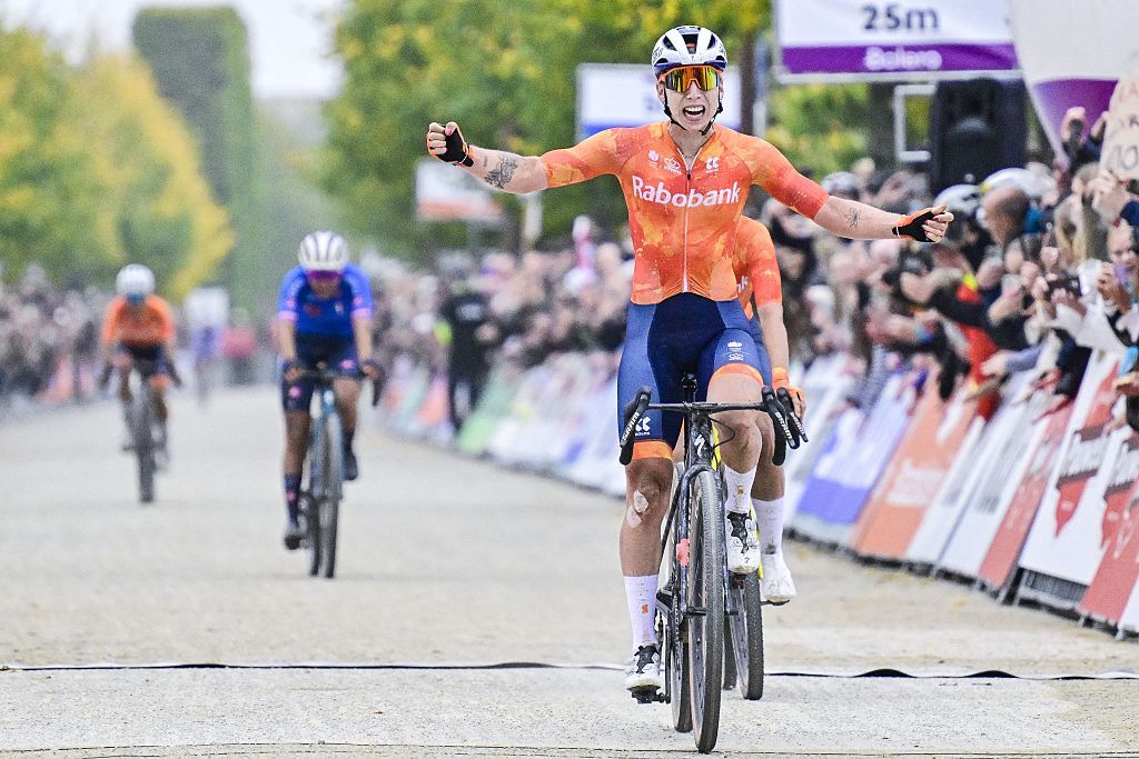 Lorena Wiebes celebrates victory ahead of Marianne Vos (hidden) and Silvia Persico
