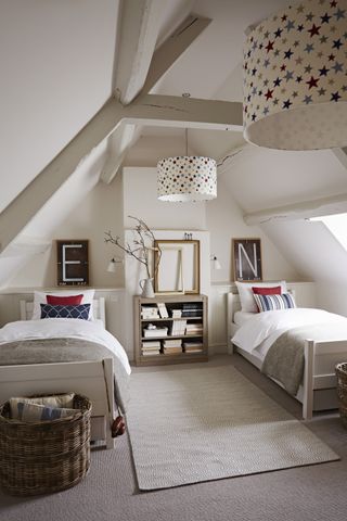 Bedroom with twin beds