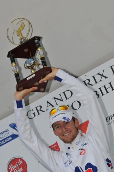 Sulzberger (FDJ) raises his trophy