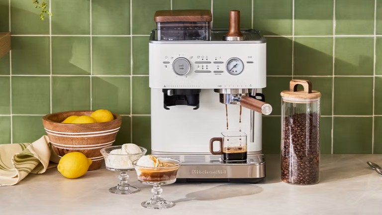 KitchenAid coffee maker in Porcelain White with wooden acccessories