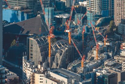 Heatherwick Studio’s Azabudai Hills&#039; undulating steel frame structure sits at the centre of the development. The softness of its form is reflected in the natural pebbles cast into the frame’s concrete panelling, creating a counterpoint to the sharp dynamism of the scheme’s surrounding skyscrapers 