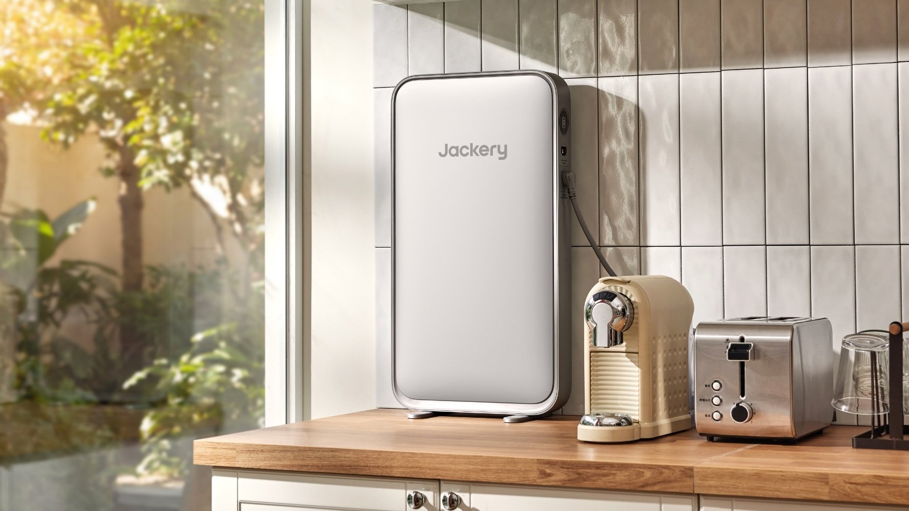 Jackery FridgeGuard in situ