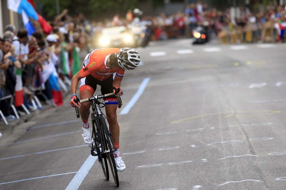 Marianne Vos checks behind to see where her rivals are during the 2013 race