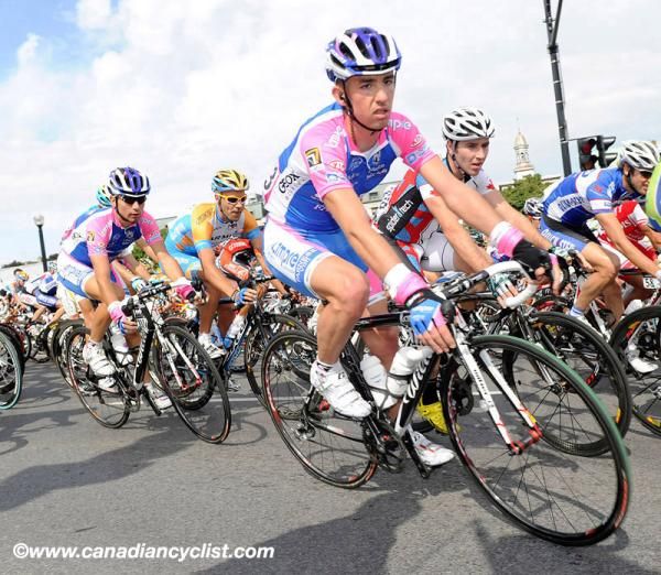 Jose Gutierrez (Caisse D'Epargne) takes the sharp U-turn.