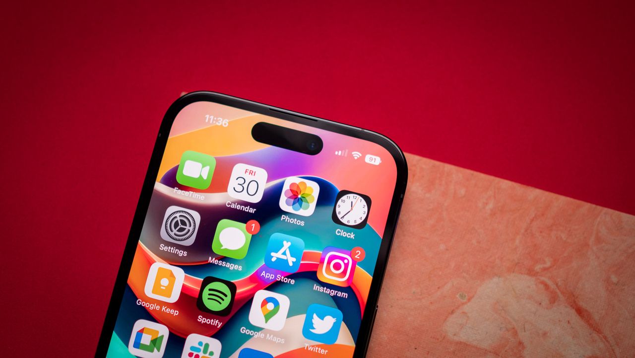 iPhone 14 Pro Dynamic Island highlighted on home screen