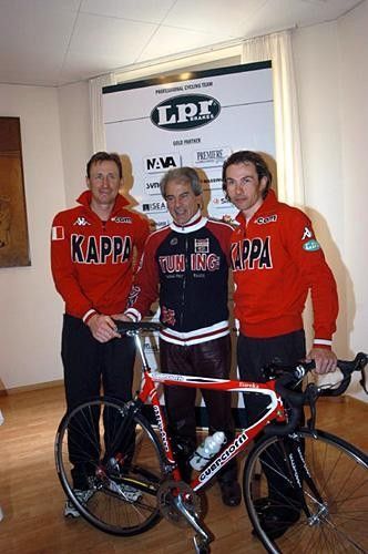 Konyshev and Tonkov with bike maker Guerciotti