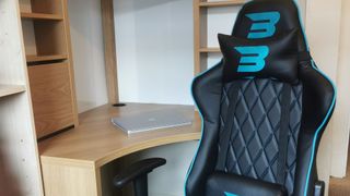 Бесстыдное игровое кресло Phantom Elite, расположенное перед письменным столом