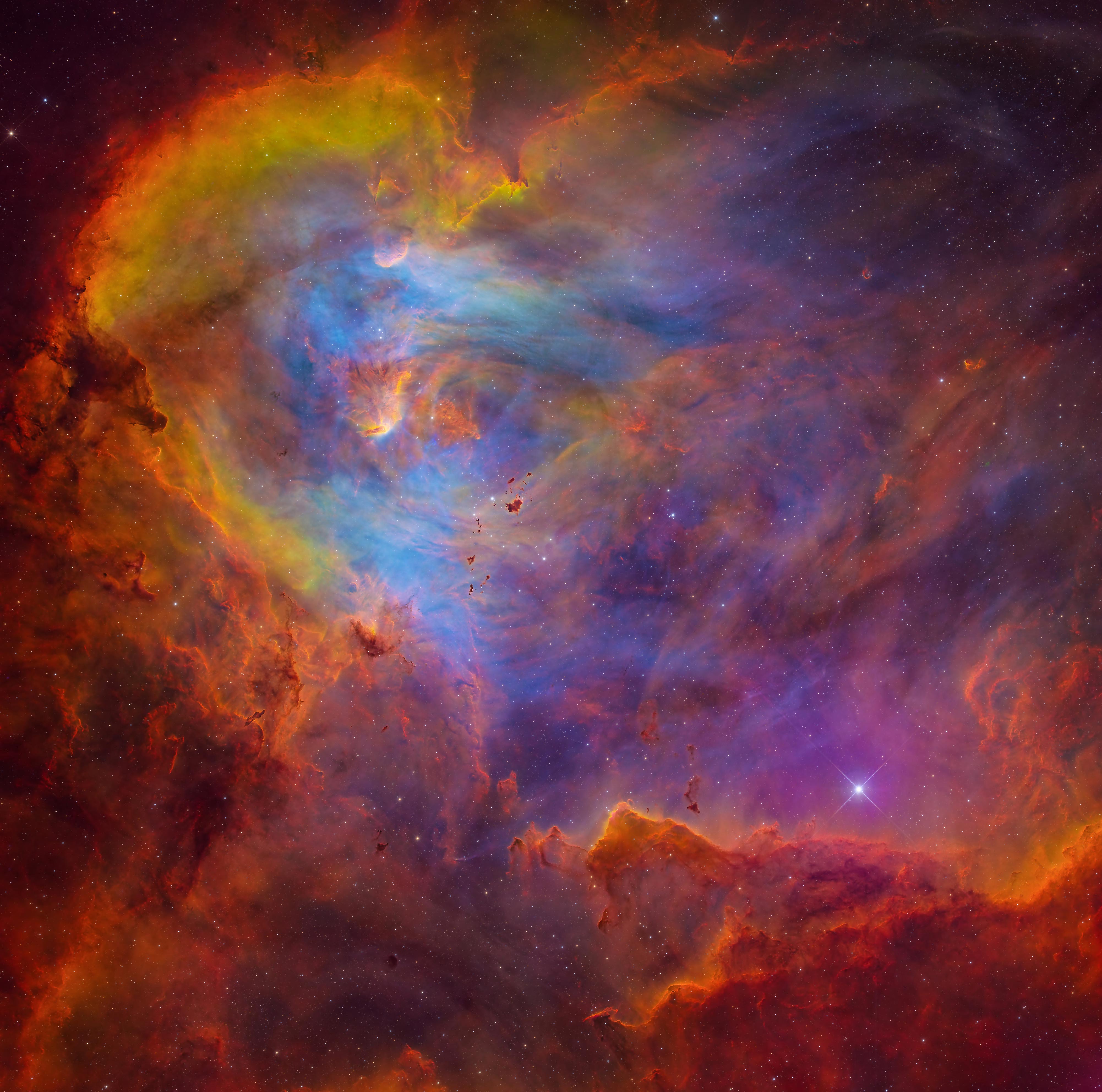 鮮やかな色とりどりの渦巻きを持つガス状星雲。