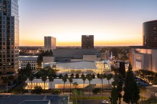 dusk shot of aerial of the Orange County Museum of Art by Morphosis