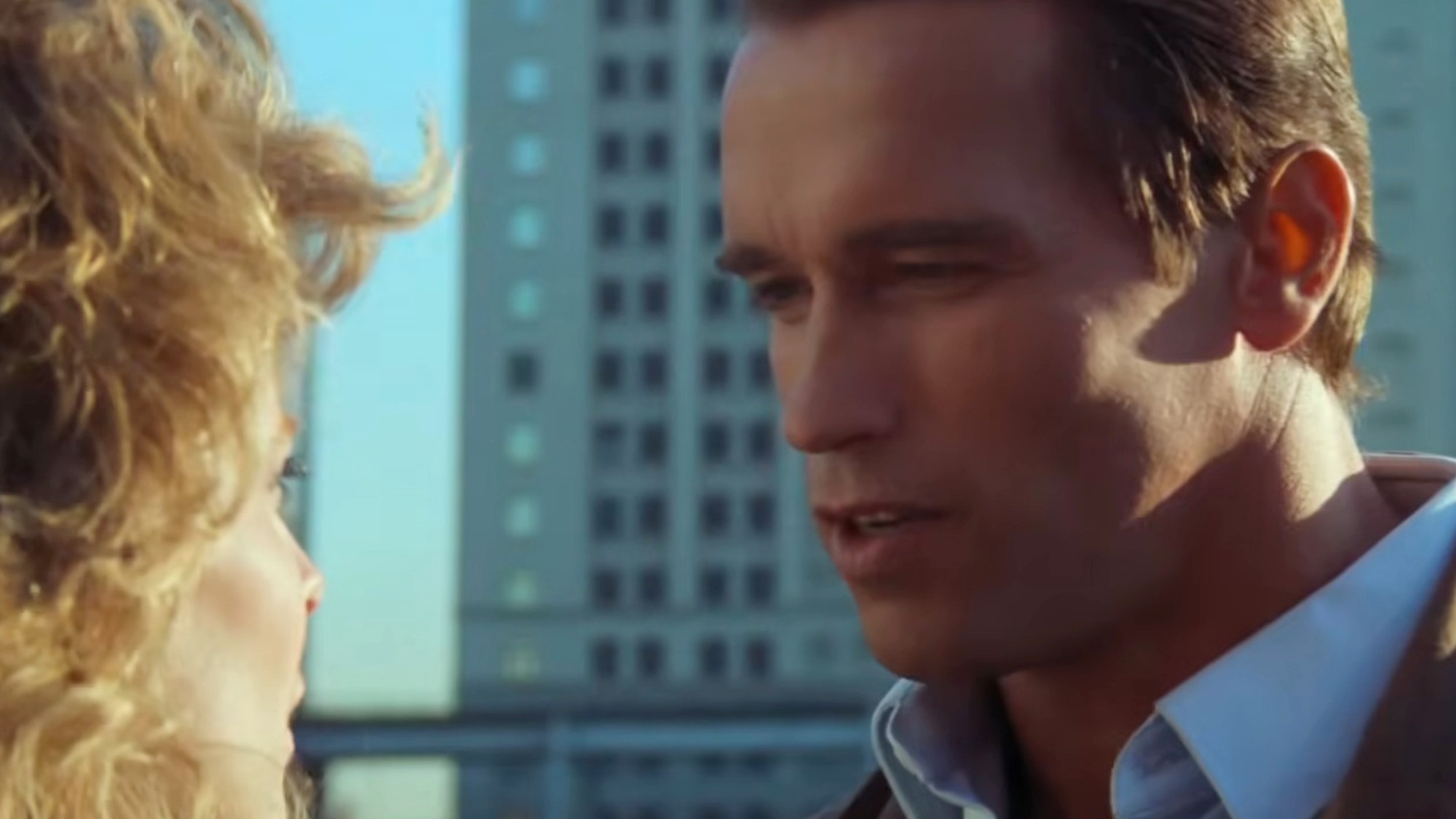 Arnold Schwarzenegger having an important converstation in Raw Deal