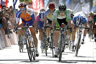 Mark Renshaw (Rabobank) outsprinted Matt Goss (GreenEdge) by the narrowest of margins to win stage 4.