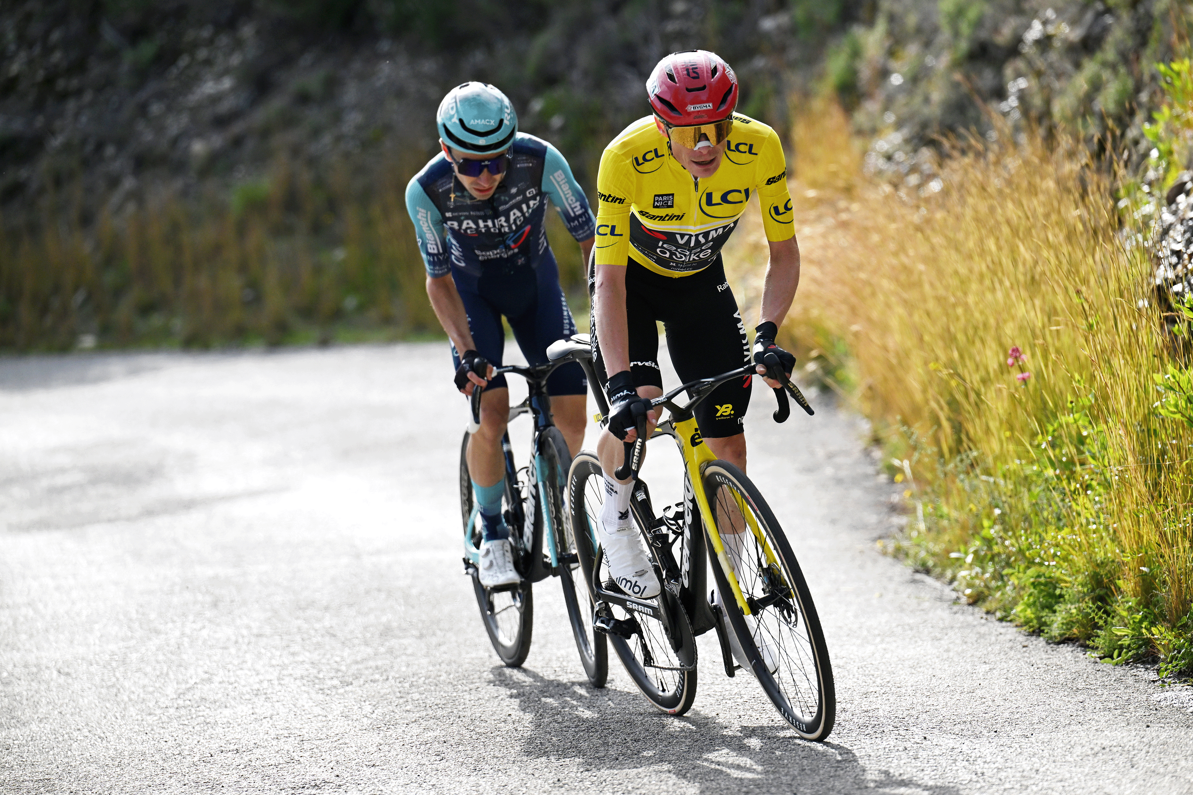 NIZA, FRANCIA - 15 DE MARZO: (LR) Lenny Martínez de Francia y el equipo de Bahrein - Victorieux y Jonas Vingegaard de Dinamarca y el equipo Visma | Alquilar una bicicleta: el maillot amarillo del líder participa en la escapada durante la 84.ª etapa París-Niza 2026, etapa 8, una etapa de 129,2 km de Niza a Niza / #UCIWT / el 15 de marzo de 2026 en Niza, Francia. (Foto de Szymon Gruchalski/Getty Images)