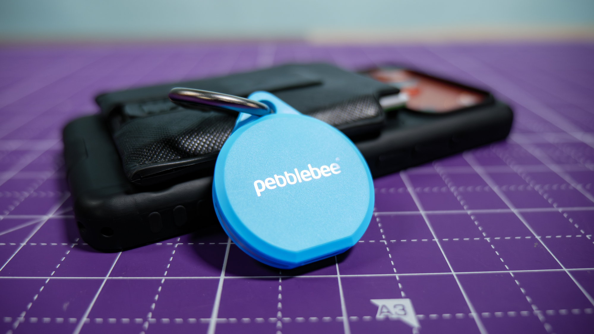 گیره Pebblebee 5 در دست.