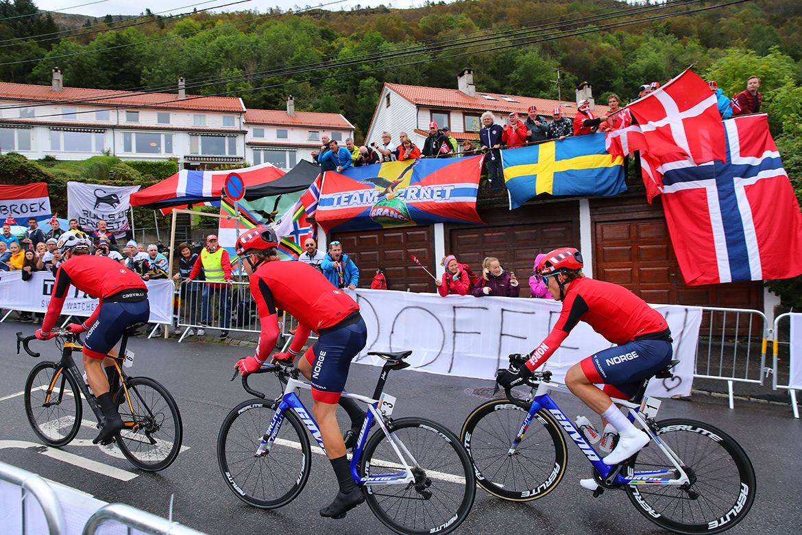 Norwegian riders in front of home crowds in the men's U23 road race