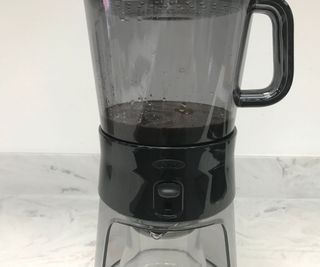Oxo cold brew coffee maker brewing coffee