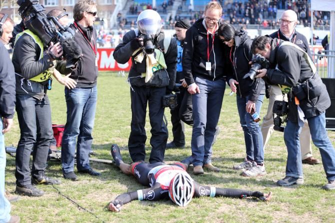 Fabian Cancellara (RadioShack - Leopard) collapses on the grass