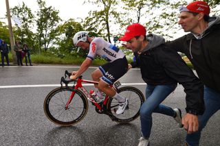 Victor Campenaerts (Lotto Soudal) gets going after a bike change