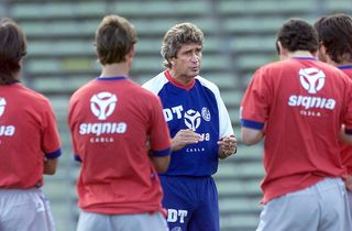 Manuel Pellegrini talks to his players during a training session as San Lorenzo manager, 2002