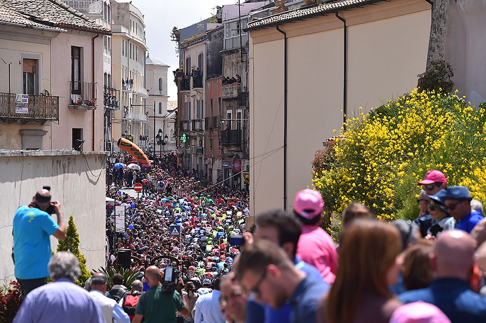 The field racing through the city