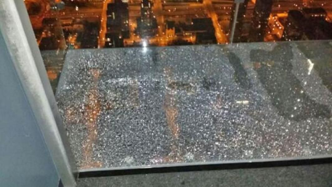 Willis Tower&amp;#039;s glass ledge cracks under tourists&amp;#039; feet