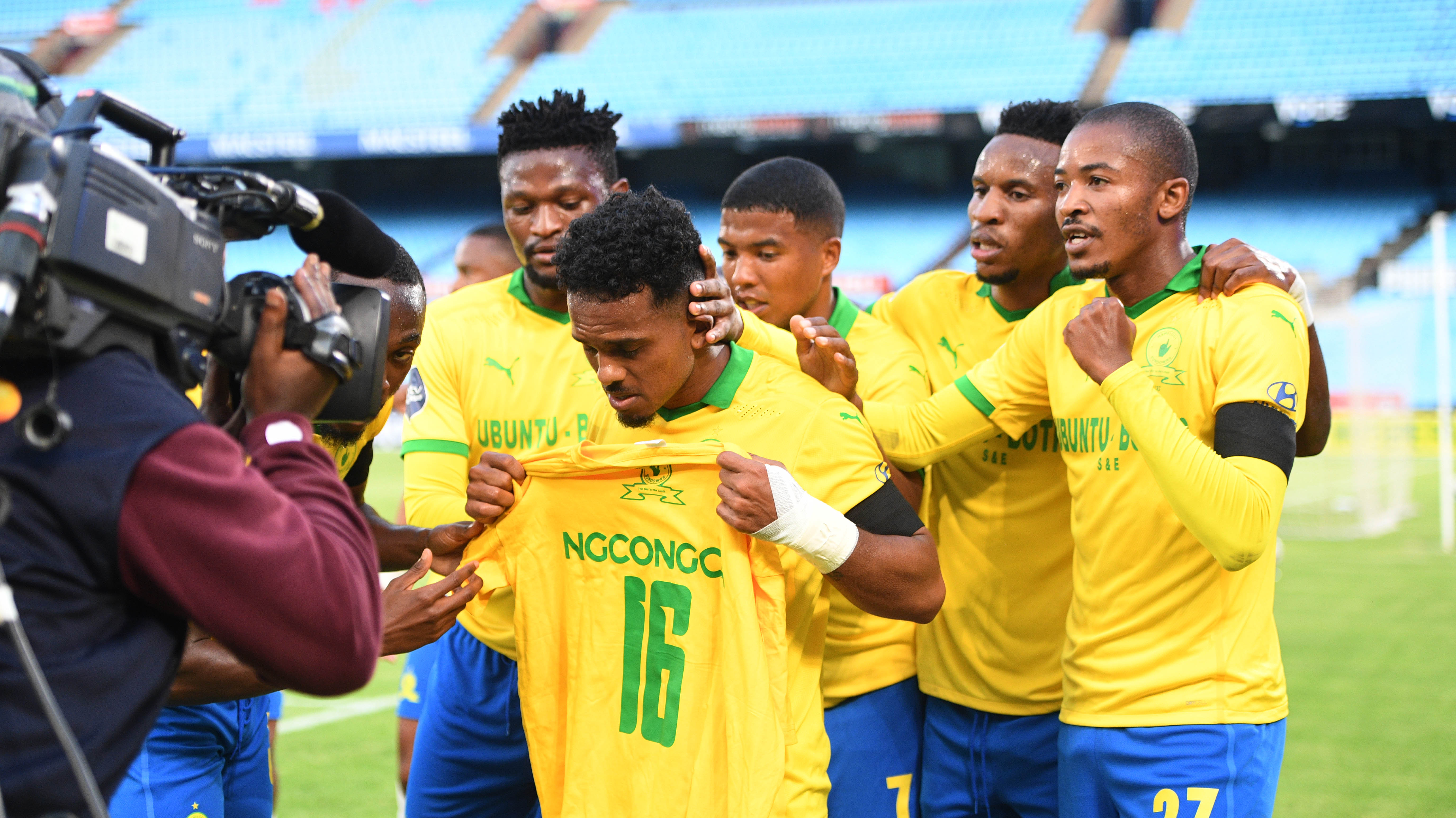 Kermit Erasmus celebrates his goal with teammates