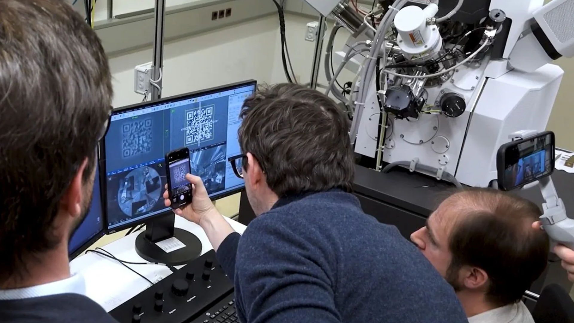 Os cientistas tornam os códigos QR menores que as bactérias, prometendo armazenamento ilimitado que pode mudar para sempre a forma como as informações digitais são armazenadas.