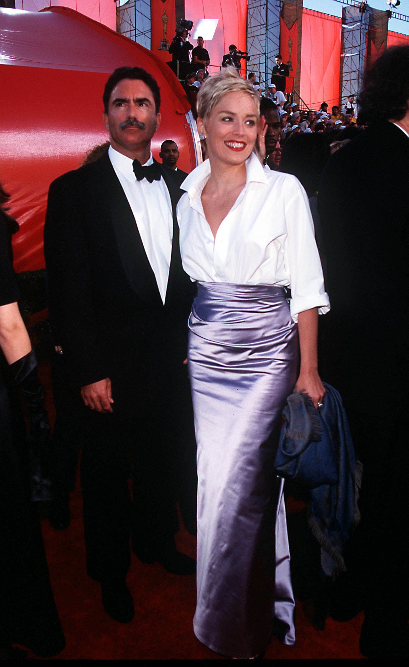 An image of Sharon Stone wearing a white shirt at the 1998 Oscars.