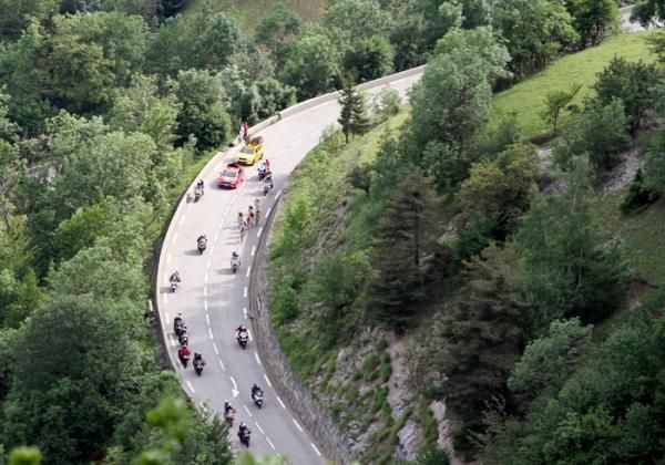The view down Hairpin Nine of the approaching lead group on the climb to Alpe d'Huez.
