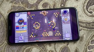   Το παιχνίδι Roundguard σε ένα iPhone 11 Pro