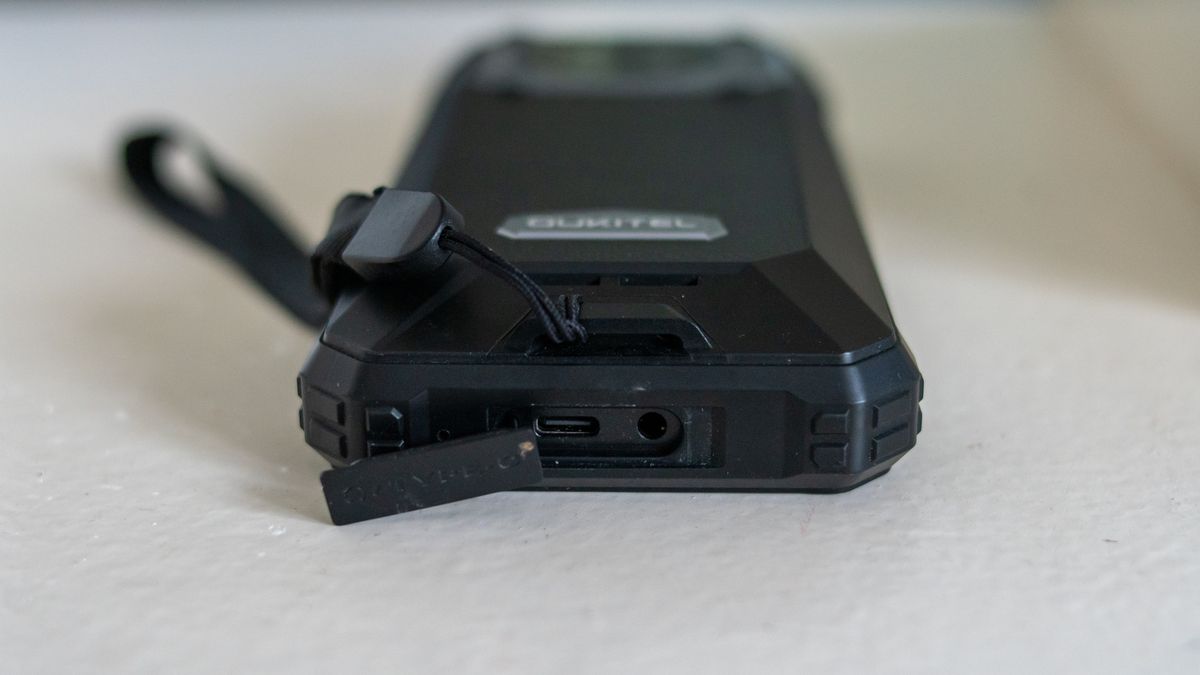 Oukitel WP19 charging port