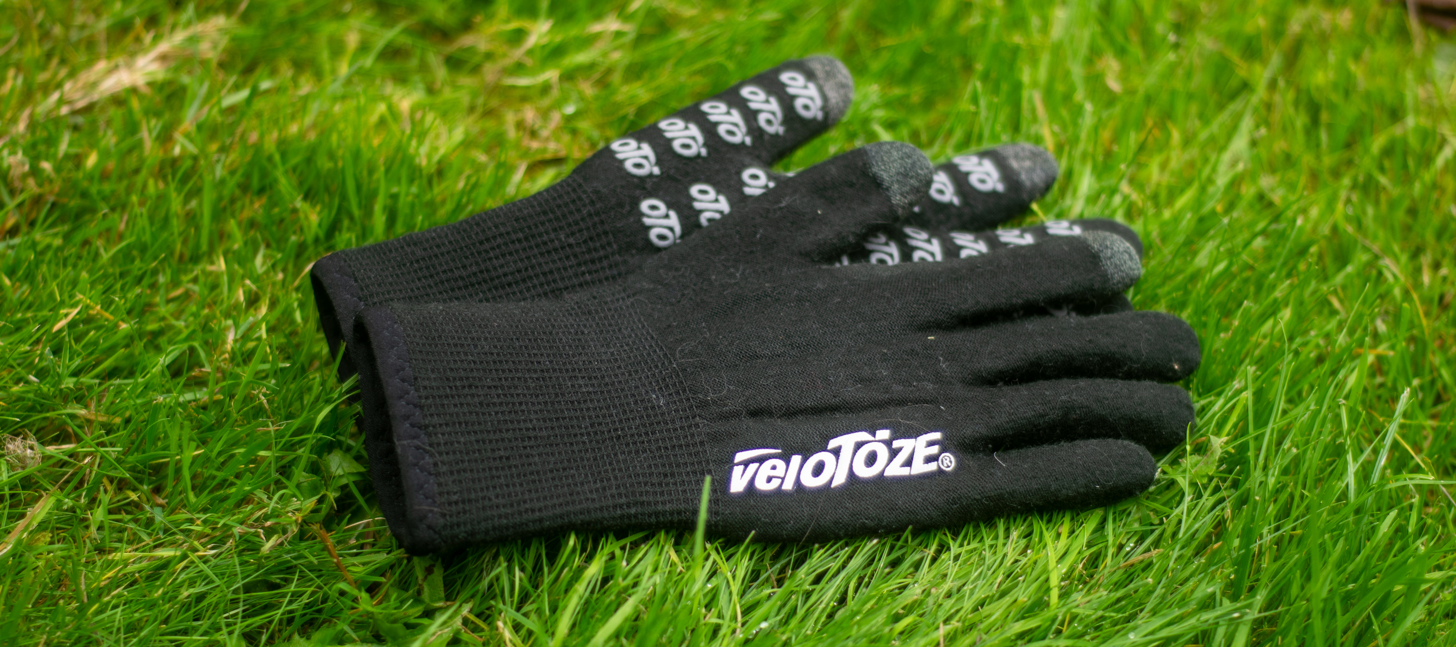 A pair of Velotoze knitted waterproof gloves 