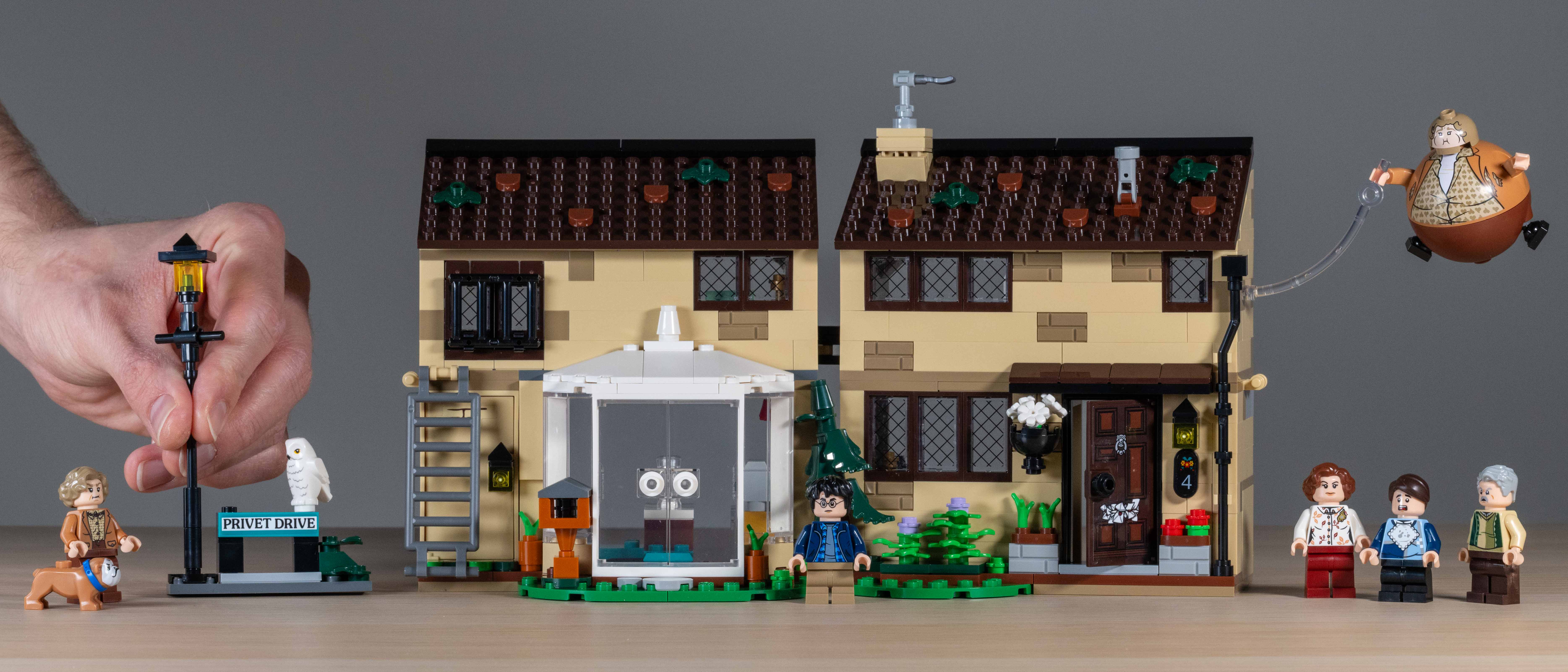 Lego Privet Drive: Aunt Marge&#039;s Visit (76451) exterior of opened house, hand holding lamp post 