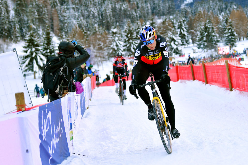 Van Aert continues winning streak in snowy Val di Sole World Cup