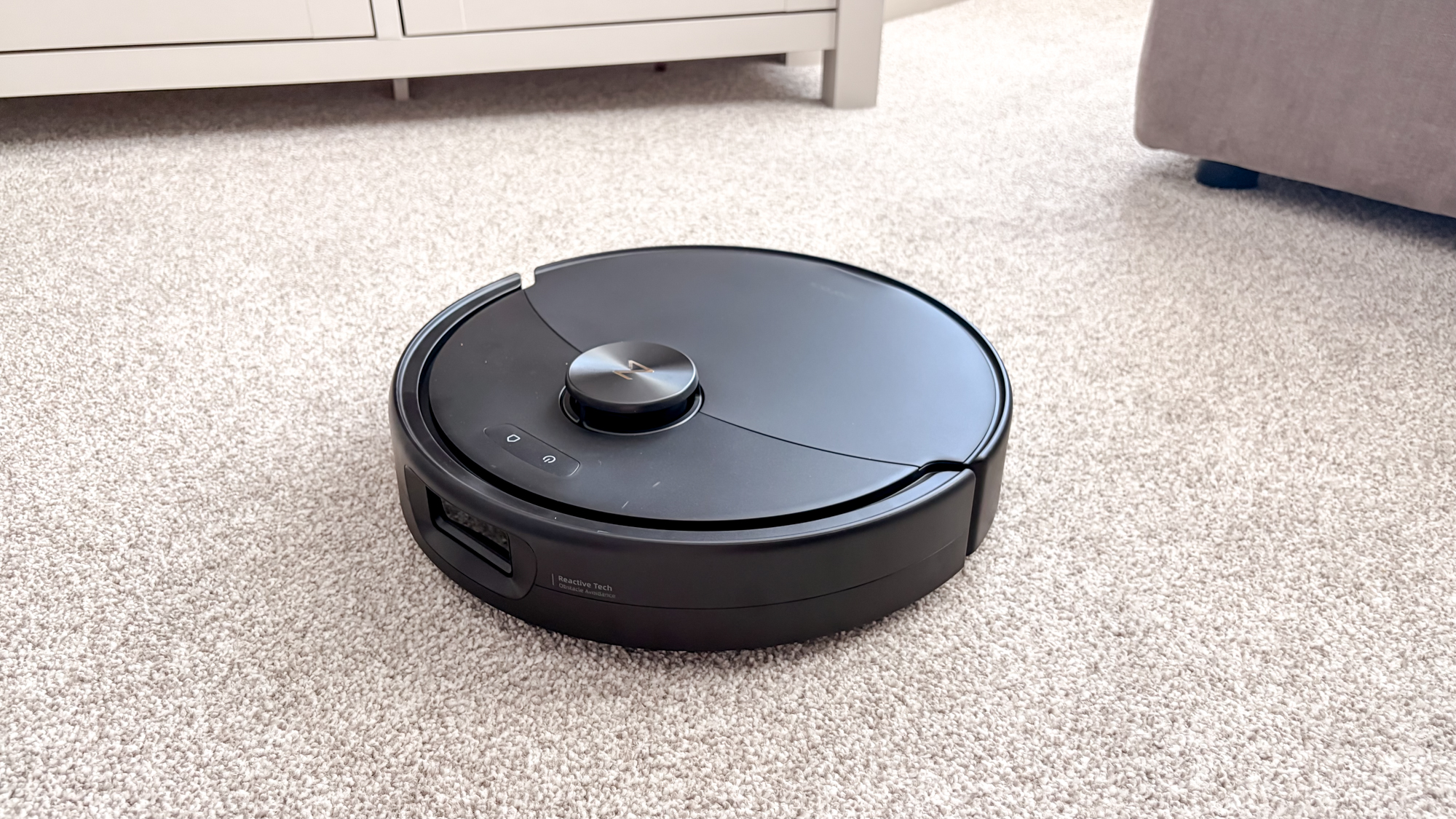 Roborock Qrevo 2 Pro in black photographed on carpet