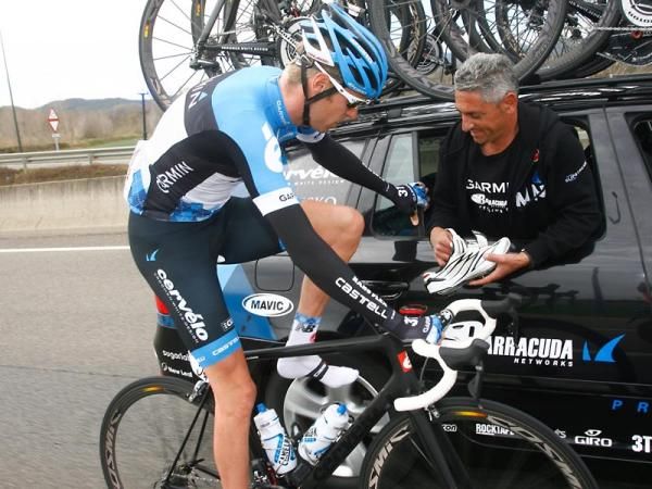 Ryder Hesjedal (Garmin-Barracuda) gets some assistance from the team car for his shoe.