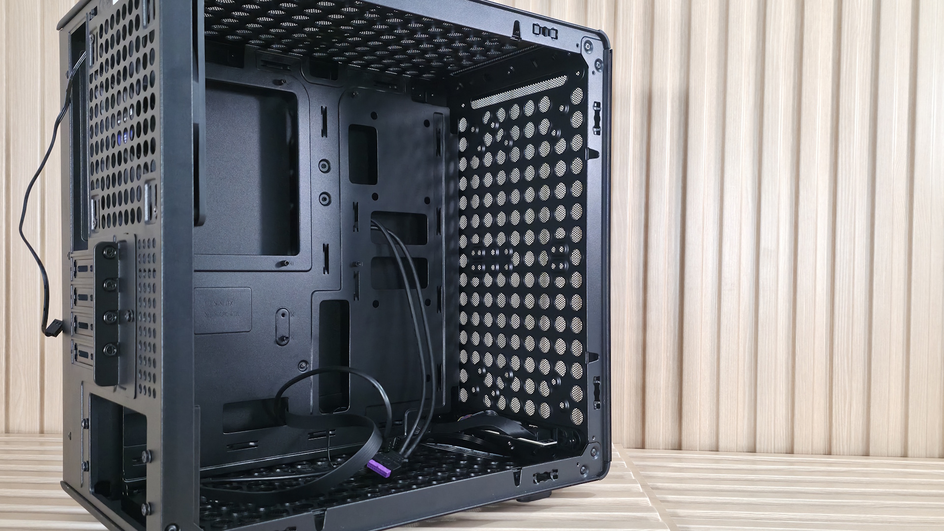 Cooler Master Q300L V3 - Case inside