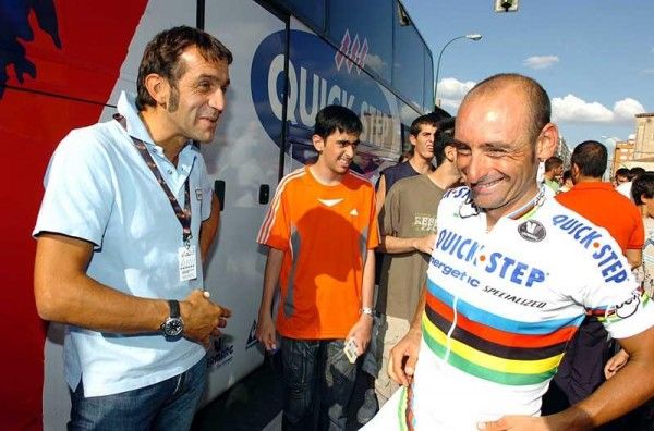Franco Ballerini has a laugh with Paolo Bettini after stage 11.