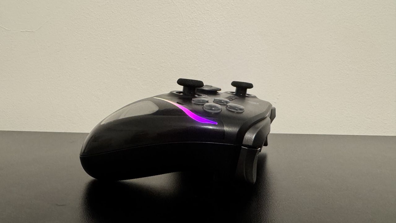 EasySMX D10 from the side on a black desk
