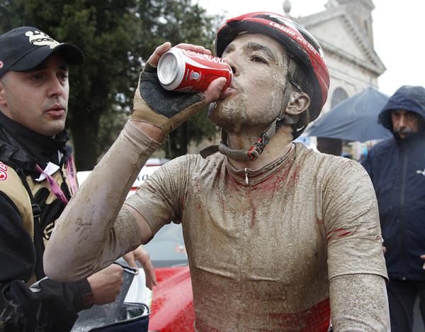 Markus Eibegger (Footon - Servetto) thirstily downs a coke.